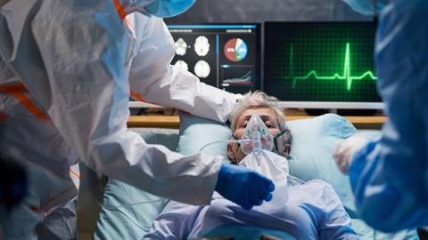 Κορονοϊός: «Νοσήσαμε δύο οικογένειες από μια αθώα αγκαλιά»