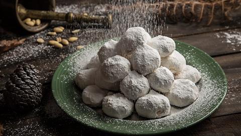 Φτιάξτε τους βραβευμένους κουραμπιέδες Νέας Καρβάλης και γίνετε η αρχόντισσα της καραντίνας