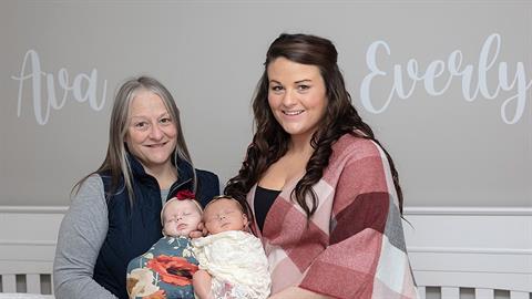 Zευγάρι αποκτά 2 κόρες με 2 μήνες διαφορά χάρη στη γιαγιά που κυοφόρησε τη μία!