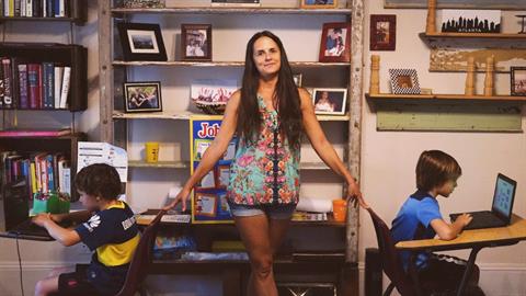 Μαμά στα χρόνια της τηλεκπαίδευσης: ιστορίες απ’ τη (θεότρελη) ζωή μας