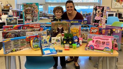 8χρονος γιορτάζει τα γενέθλιά του χαρίζοντας τα δώρα του σε παιδιά που δεν έχουν παιχνίδια!