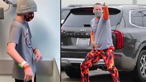 Μπαμπάς χορεύει για να φτιάξει τη διάθεση του γιου του που κάνει χημειοθεραπείες