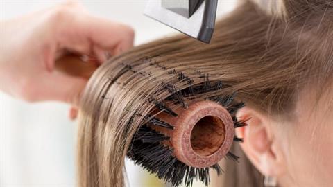 Θεσσαλονίκη: πάνω από 1000 κομμωτές κουρεύουν παράνομα σε σπίτια