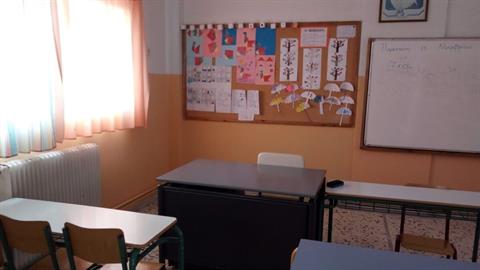 Καθαρίστρια έβαψε όλο το σχολείο μόνη της για να το βρουν οι μαθητές περιποιημένο