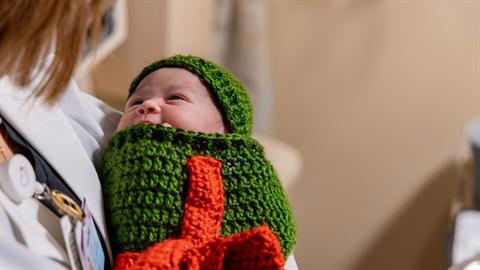 Μαιευτήριο τυλίγει τα νεογέννητα σαν χριστουγεννιάτικα δώρα!