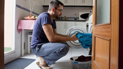 «Ο πιο σέξι σύζυγος, είναι αυτός που βοηθά τη γυναίκα του στις δουλειές του σπιτιού!»