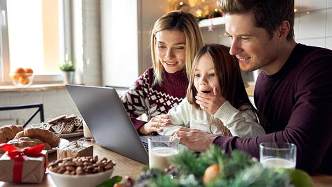 Οι καλύτερες χριστουγεννιάτικες παιδικές παραστάσεις από… τον καναπέ