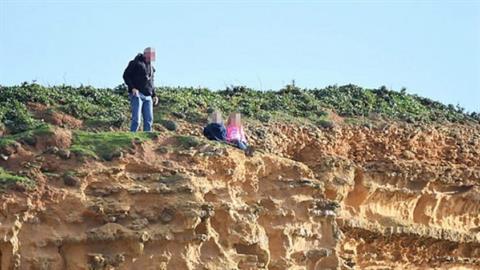 Άντρας άφησε δύο μικρά παιδιά στην άκρη του γκρεμού για να τα τραβήξει φωτογραφία