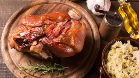 Ζουμερό χοιρινό κότσι με μέλι και μουστάρδα για το πρωτοχρονιάτικο τραπέζι