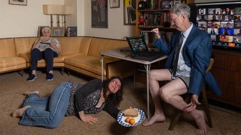 Άντρας ξέμεινε σε 2άρι με τη μαμά του και την πρώην γυναίκα του στην καραντίνα και έγινε viral!