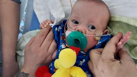 To θαύμα των φετινών Χριστουγέννων: Μωράκι γεννήθηκε 21 εβδομάδων και επέζησε!