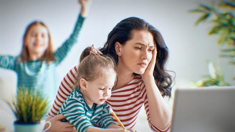 «Τουλάχιστον, δε φοράει μάσκα το παιδί»: 5 μαμάδες βάζουν βαθμό στην τηλεκπαίδευση