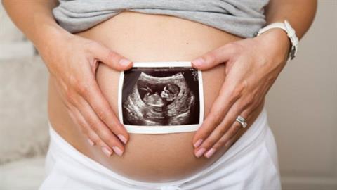 Έμεινε έγκυος ενώ ήταν ήδη έγκυος σε δίδυμα και τώρα περιμένει... τρίδυμα!