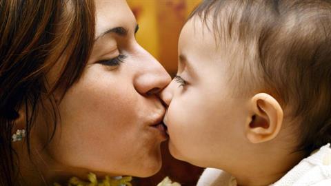 Τι λένε οι ειδικοί για τους γονείς που φιλάνε τα παιδιά τους στο στόμα