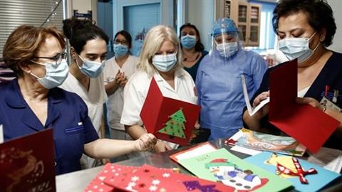 Μαθητές γέμισαν ευχαριστήριες κάρτες και ευχές το νοσοκομείο «Αττικόν»