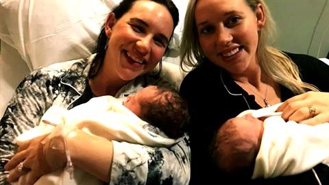 Αγαπημένες αδερφούλες γίνονται μαμάδες την ίδια μέρα με 90 λεπτά διαφορά!