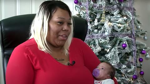 Μαμά γέννησε ενώ ήταν διασωληνωμένη κι έκανε τη νοσοκόμα της νονά