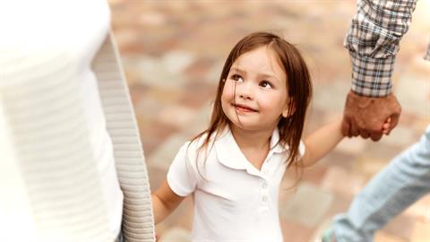 Τα σπουδαιότερα μαθήματα τα δίνουμε στα παιδιά μας όταν νομίζουμε ότι δεν μας βλέπουν