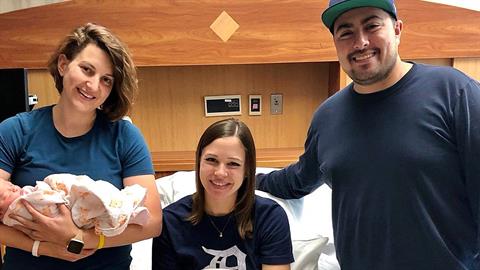 Στην παλιά της συμμαθήτρια έκανε το πιο σπουδαίο δώρο: έφερε στον κόσμο το παιδί της!