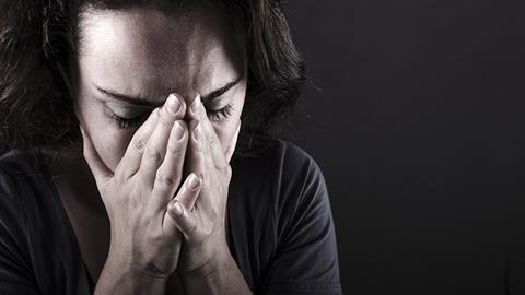 Χάσαμε τον άντρα μου από κορονοϊό. Πώς να στηρίξω την 10χρονη κόρη μου αλλά και εμένα;