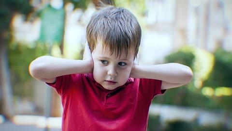 Τα προειδοποιητικά σημάδια του αυτισμού από τα πρώτα κιόλας βήματα του παιδιού