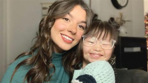 11χρονη με σύνδρομο Down χτενίζει την αδελφή της και είναι αξιολάτρευτη (βίντεο)