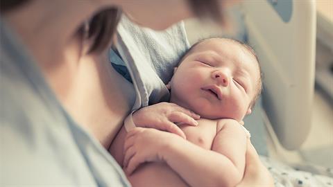 Αγκάλιασε το νεογέννητο μωρό της μετά από 51 μέρες στην εντατική!