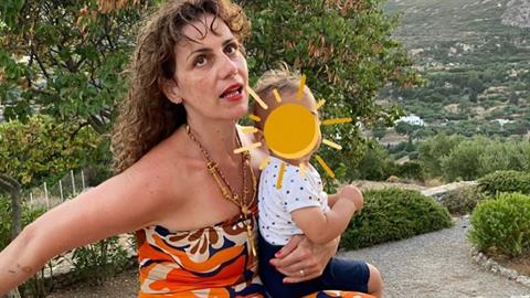 «Έμεινα έγκυος στα 50 και μια γυναίκα μου είπε: Αργήσατε, ε; Κατευθείαν γιαγιά;»