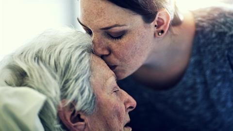 Φροντίζοντας έναν γονιό που δεν σε φρόντισε ποτέ: η απόλυτη πράξη αγάπης