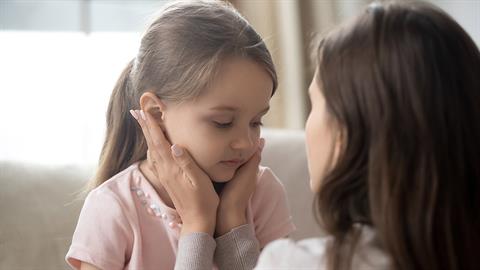 Όσα λένε οι ψυχολόγοι στα παιδιά τους για να τα στηρίξουν στον καιρό την πανδημίας