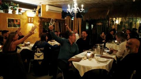 Εστατόρια και μπαρ έσπασαν το lockdown: θαμώνες χωρίς μάσκες έδιωξαν την αστυνομία