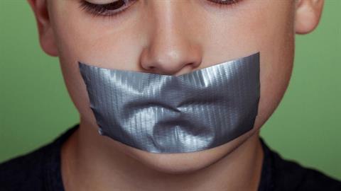 Δασκάλα έκλεισε με ταινία το στόμα 7χρονου μαθητή για να μην μιλάει στο μάθημα