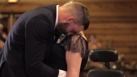 Γιος χορεύει με την παράλυτη μαμά του στον γάμο του, εκπληρώνοντας την τελευταία της επιθυμία