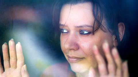 «Ζω με τον άντρα, τα 2 παιδιά και την πεθερά μου, αλλά νιώθω πιο μόνη από ποτέ...»