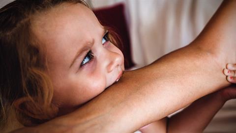 Δάγκωσε τη γιαγιά της που την αγκάλιασε με το ζόρι κι η μαμά της αρνήθηκε να την τιμωρήσει