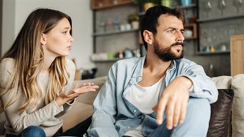 «Θέλω εγώ και η κόρη μου να κάνουμε το εμβόλιο, αλλά ο άντρας μου αρνείται!»