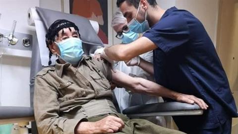 93χρονος: «Δεν φοβάμαι τον ιό. Για σας κάνω το εμβόλιο, για να ζήσετε πάλι ελεύθεροι»