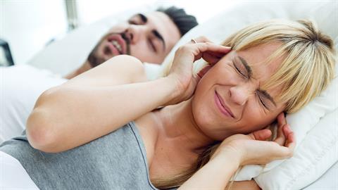 Το κόλπο για να μη ροχαλίζει ο σύντροφός σας, σύμφωνα με ένα θεραπευτή