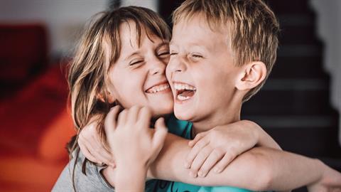 Τι να κάνετε για να μην σταματήσουν να μιλιούνται τα παιδιά σας όταν μεγαλώσουν