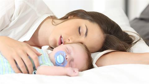 «Κοιμάμαι με το 5 μηνών μωρό μου γιατί οι κούνιες είναι σαν μικρές φυλακές»