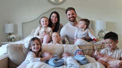 Ζευγάρι γέννησε 4δυμα λίγους μήνες αφού είχε υιοθετήσει 4 αδελφάκια