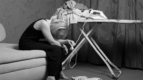 «Aντί να με κρίνετε για το πόσο ακατάστατο είναι το σπίτι μου, βοηθήστε με»