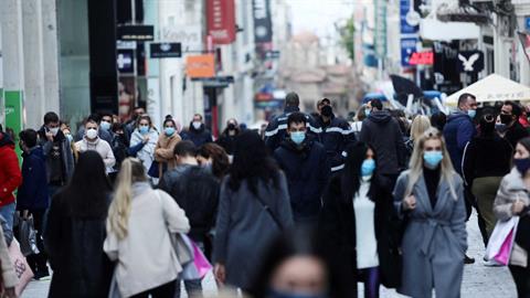 Σχεδόν «κόκκινη» η Αττική: εξετάζεται απαγόρευση κυκλοφορίας από τις 6 το απόγευμα