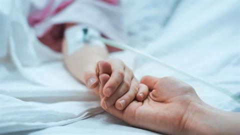 «Προσευχηθείτε για την κόρη μου»: ξεσπά ο πατέρας της 8χρονης που έπαθε αλλεργικό σοκ