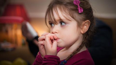 Τι σημαίνει όταν το παιδί τρώει διαρκώς τα νύχια του