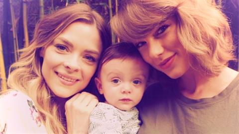 Πες μου το ζώδιό της να σου πω τι είδους νονά θα γίνει