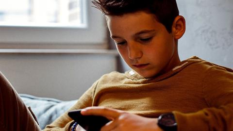 Καθηγήτρια αποπλάνησε 13χρονο μαθητή της και διώκεται ποινικά