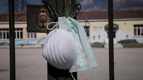 Πρόεδρος Πανελλήνιου Ιατρικού Συλλόγου: «Να κλείσουν τα σχολεία άμεσα!»