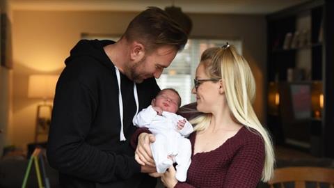 Μπαμπάς ξεγέννησε την κορούλα του στο... πάτωμα της κρεβατοκάμαρας!