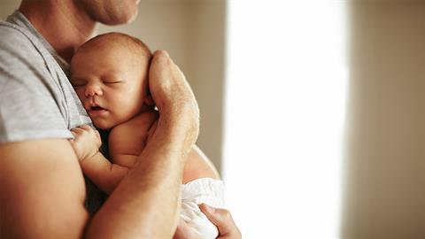 14 ημέρες άδεια για νέους μπαμπάδες μετά τον τοκετό